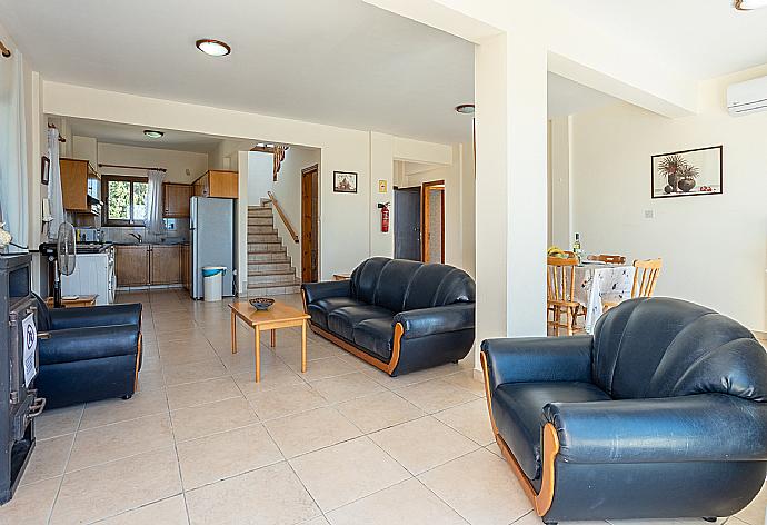 Open-plan living room with sofas, dining area, kitchen, A/C, WiFi internet, and satellite TV . - Blue Bay Villa Dimitris . (Galería de imágenes) }}