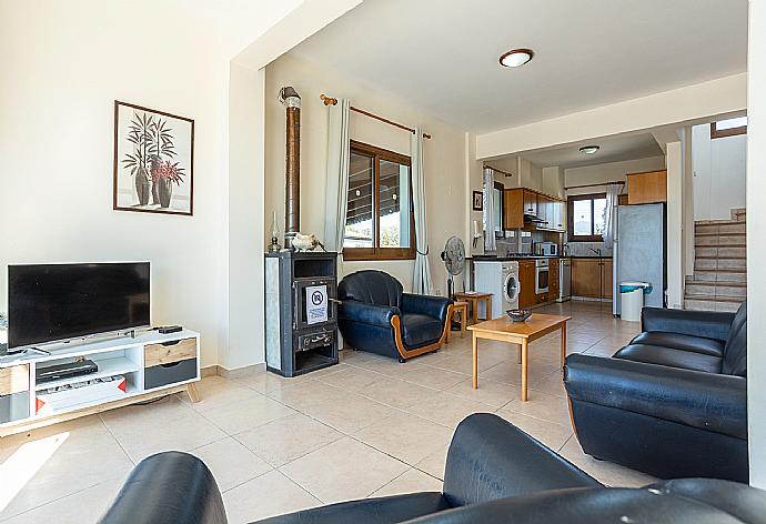 Open-plan living room with sofas, dining area, kitchen, A/C, WiFi internet, and satellite TV . - Blue Bay Villa Dimitris . (Fotogalerie) }}