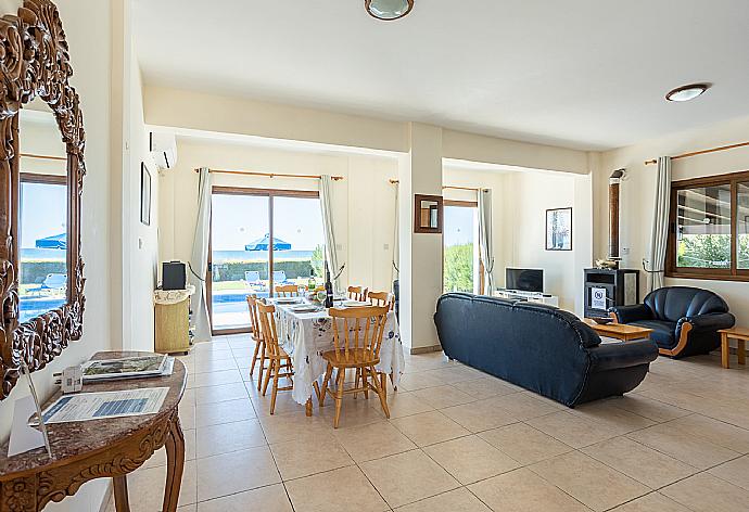 Open-plan living room with sofas, dining area, kitchen, A/C, WiFi internet, and satellite TV . - Blue Bay Villa Dimitris . (Galería de imágenes) }}