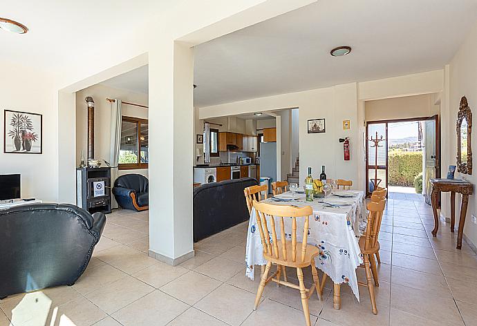 Open-plan living room with sofas, dining area, kitchen, A/C, WiFi internet, and satellite TV . - Blue Bay Villa Dimitris . (Galería de imágenes) }}