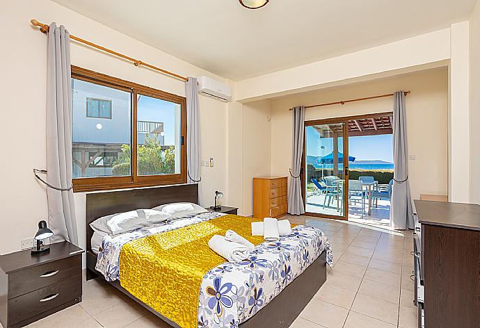 Double bedroom with en suite bathroom, A/C, and sea views . - Blue Bay Villa Dimitris . (Fotogalerie) }}