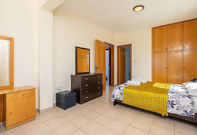 Double bedroom with en suite bathroom, A/C, and sea views . - Blue Bay Villa Dimitris . (Galleria fotografica) }}