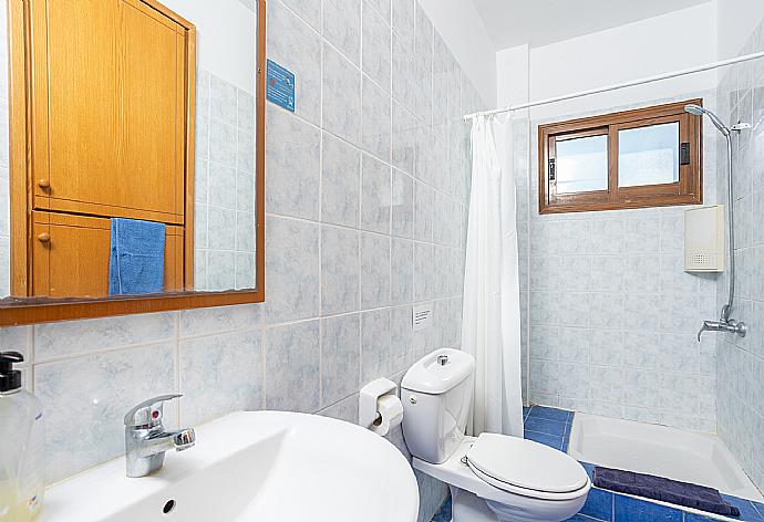 En suite bathroom with shower . - Blue Bay Villa Dimitris . (Galleria fotografica) }}