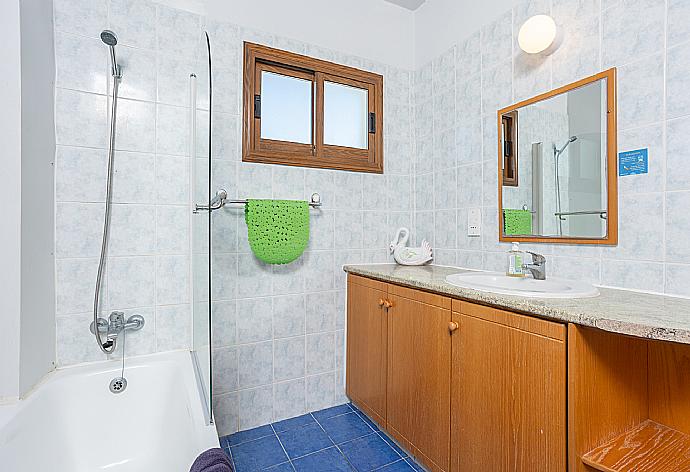 Family bathroom with bath and shower . - Blue Bay Villa Dimitris . (Galerie de photos) }}