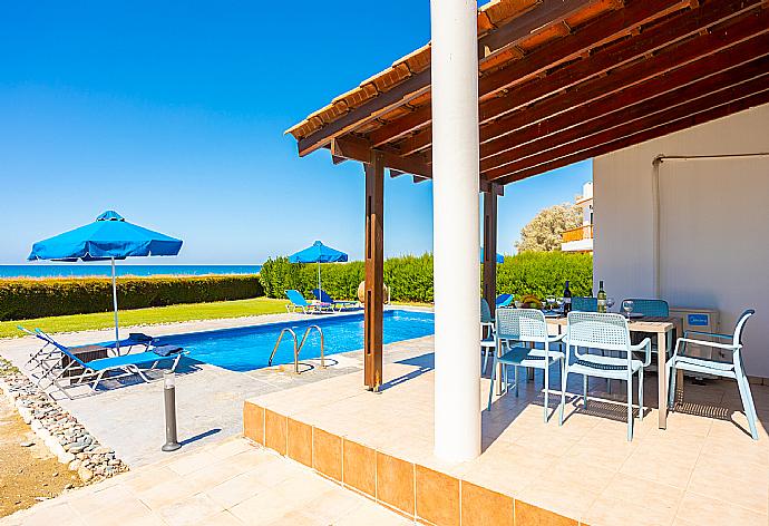 Terrace area . - Blue Bay Villa Dimitris . (Fotogalerie) }}