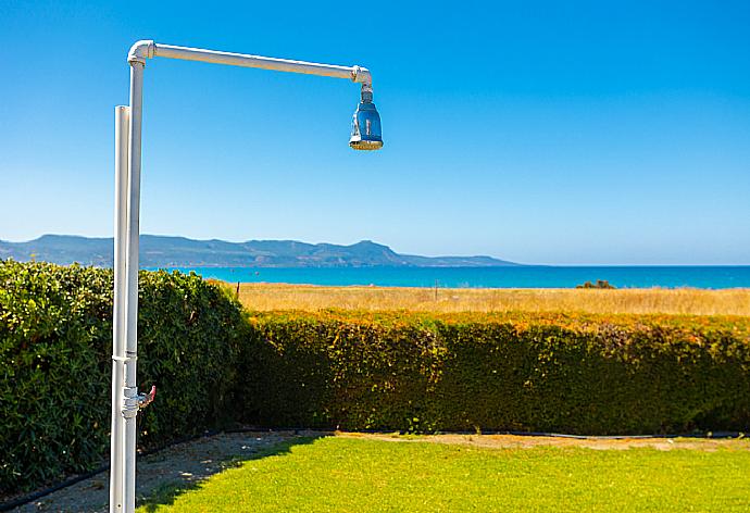 Outdoor shower . - Blue Bay Villa Dimitris . (Fotogalerie) }}