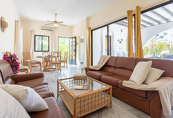 Living room with sofas, dining area, ornamental fireplace, A/C, WiFi internet, and satellite TV . - Villa Anemone . (Galleria fotografica) }}