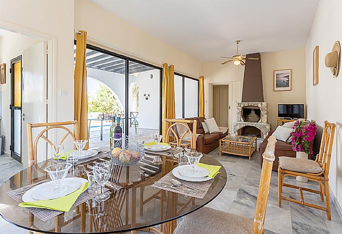 Living room with sofas, dining area, ornamental fireplace, A/C, WiFi internet, and satellite TV . - Villa Anemone . (Galería de imágenes) }}