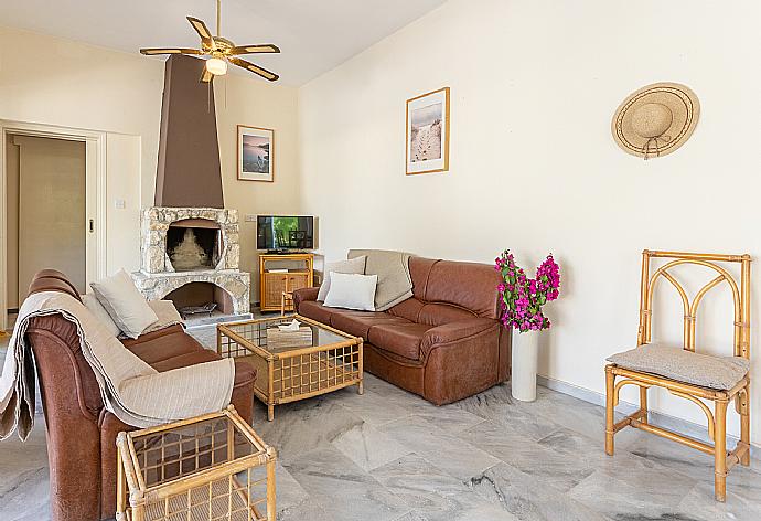 Living room with sofas, dining area, ornamental fireplace, A/C, WiFi internet, and satellite TV . - Villa Anemone . (Galería de imágenes) }}