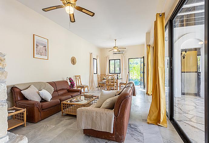 Living room with sofas, dining area, ornamental fireplace, A/C, WiFi internet, and satellite TV . - Villa Anemone . (Galería de imágenes) }}