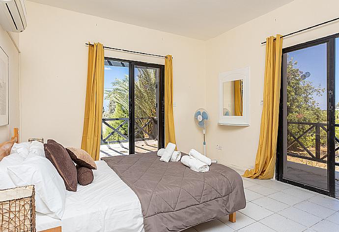 Double bedroom with en suite bathroom and A/C . - Villa Anemone . (Fotogalerie) }}