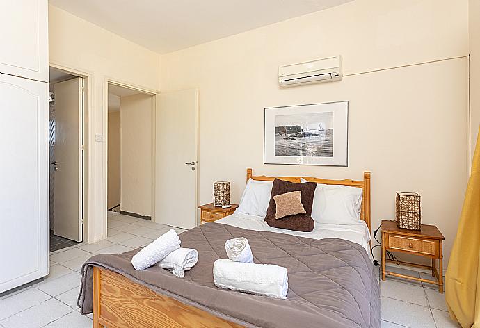 Double bedroom with en suite bathroom and A/C . - Villa Anemone . (Photo Gallery) }}