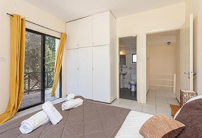 Double bedroom with en suite bathroom and A/C . - Villa Anemone . (Photo Gallery) }}