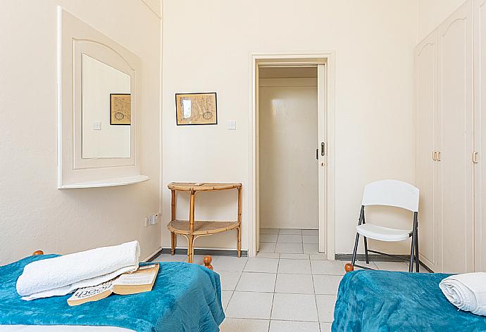 Twin bedroom with A/C . - Villa Anemone . (Galerie de photos) }}
