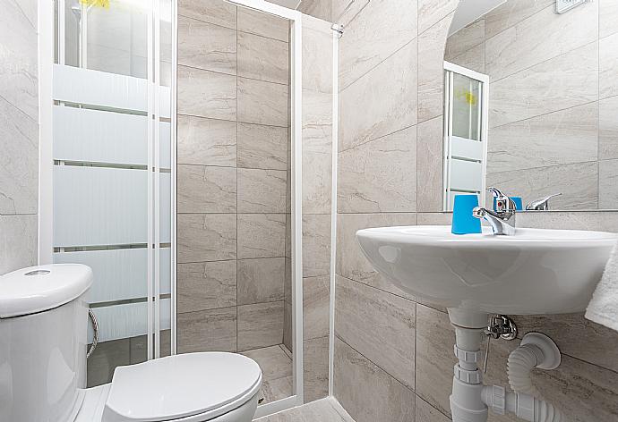 En suite bathroom with shower . - Villa Anemone . (Photo Gallery) }}