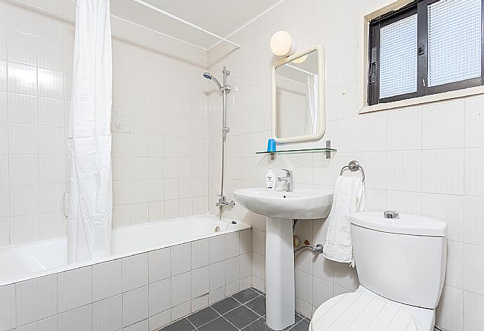 Family bathroom with bath and shower . - Villa Anemone . (Fotogalerie) }}