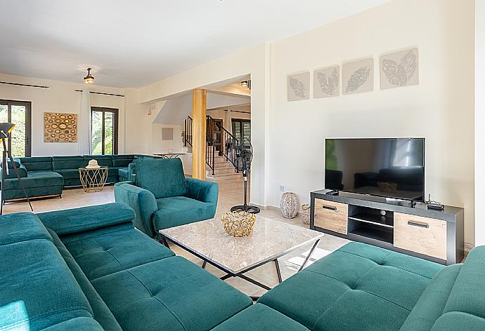 Living room with sofas, dining area, WiFi internet, and satellite TV . - Villa Anna . (Galerie de photos) }}