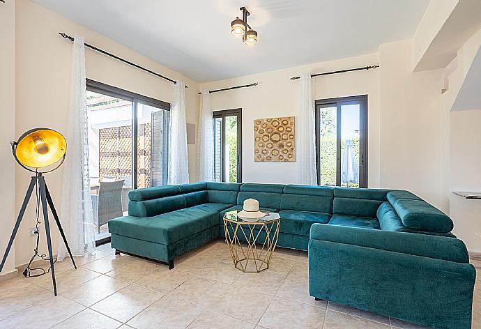 Living room with sofas, dining area, WiFi internet, and satellite TV . - Villa Anna . (Galería de imágenes) }}