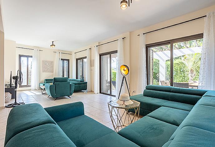 Living room with sofas, dining area, WiFi internet, and satellite TV . - Villa Anna . (Galerie de photos) }}