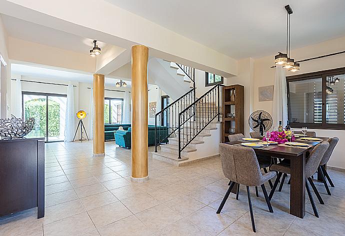 Living room with sofas, dining area, WiFi internet, and satellite TV . - Villa Anna . (Galerie de photos) }}