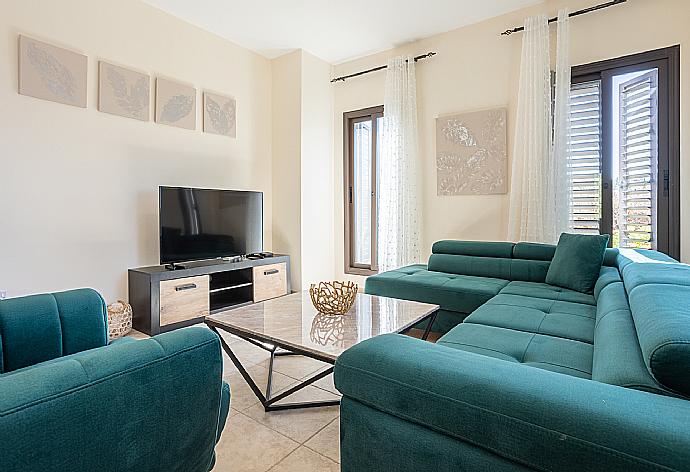 Living room with sofas, dining area, WiFi internet, and satellite TV . - Villa Anna . (Fotogalerie) }}