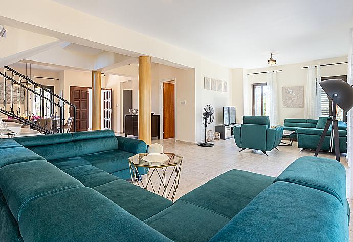 Living room with sofas, dining area, WiFi internet, and satellite TV . - Villa Anna . (Fotogalerie) }}