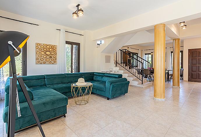 Living room with sofas, dining area, WiFi internet, and satellite TV . - Villa Anna . (Galerie de photos) }}