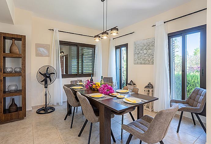 Living room with sofas, dining area, WiFi internet, and satellite TV . - Villa Anna . (Fotogalerie) }}