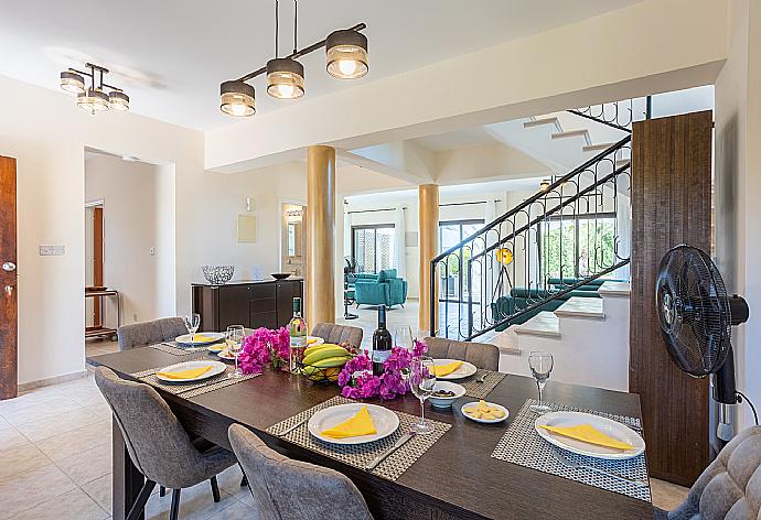 Living room with sofas, dining area, WiFi internet, and satellite TV . - Villa Anna . (Fotogalerie) }}