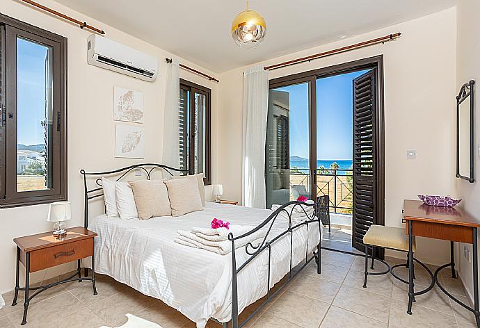 Double bedroom with en suite bathroom, A/C, sea views, and balcony access . - Villa Anna . (Galerie de photos) }}