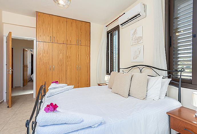 Double bedroom with en suite bathroom, A/C, sea views, and balcony access . - Villa Anna . (Fotogalerie) }}