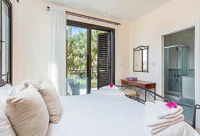 Double bedroom with en suite bathroom, A/C, sea views, and balcony access . - Villa Anna . (Galerie de photos) }}