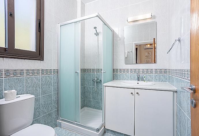 En suite bathroom with shower . - Villa Anna . (Galerie de photos) }}