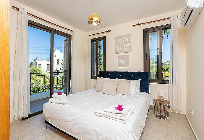 Double bedroom with A/C and balcony access . - Villa Anna . (Galería de imágenes) }}