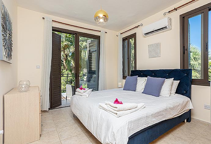 Double bedroom with en suite bathroom, A/C, and balcony access . - Villa Anna . (Galerie de photos) }}