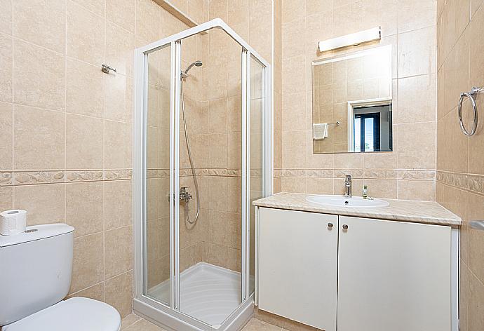 En suite bathroom with shower . - Villa Anna . (Galerie de photos) }}