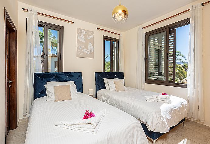 Twin bedroom with A/C . - Villa Anna . (Photo Gallery) }}