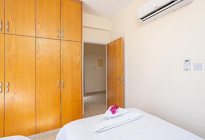 Twin bedroom with A/C . - Villa Anna . (Galería de imágenes) }}