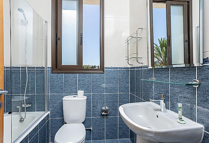 Family bathroom with bath and shower . - Villa Anna . (Fotogalerie) }}