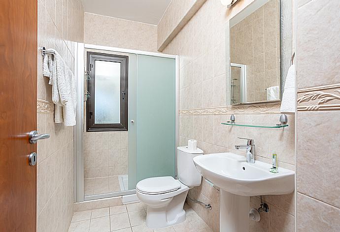 Family bathroom with shower . - Villa Anna . (Galerie de photos) }}