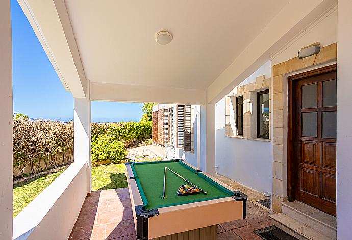 Terrace area with pool table . - Villa Anna . (Fotogalerie) }}