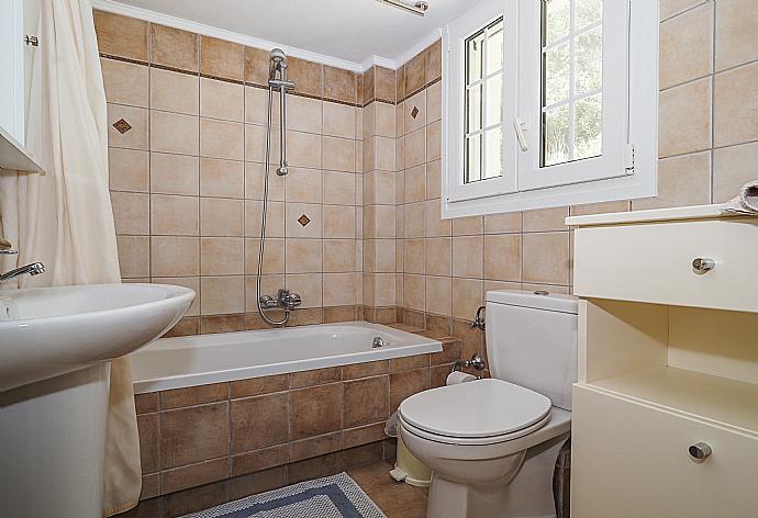 Ioannas House Bathroom
