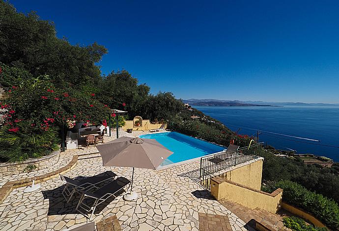Private pool and terrace . - Ioannas House . (Galería de imágenes) }}