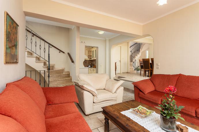 Living room on first floor with sofas, WiFi internet, satellite TV, and balcony access . - Ioannas House . (Fotogalerie) }}