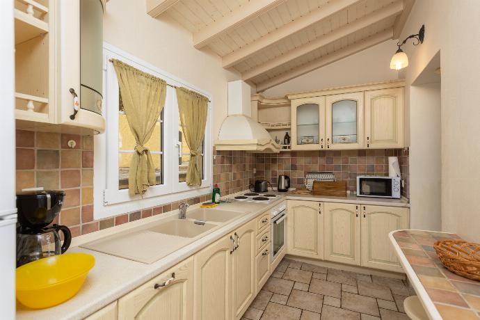 Equipped kitchen . - Ioannas House . (Photo Gallery) }}