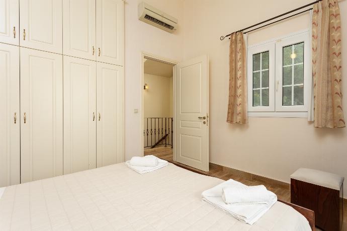 Double bedroom on second floor with A/C, sea views, and balcony access . - Ioannas House . (Galería de imágenes) }}