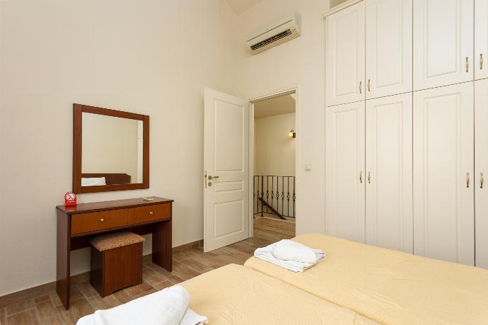 Twin bedroom on second floor with A/C, sea views, and balcony access . - Ioannas House . (Galería de imágenes) }}