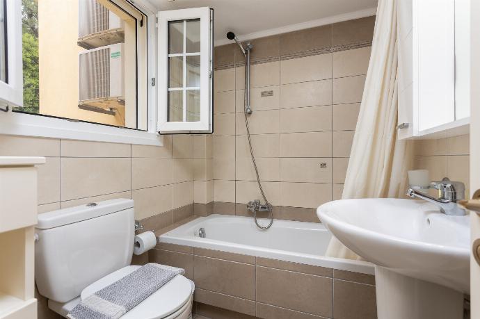 Family bathroom with bath and shower . - Ioannas House . (Galería de imágenes) }}