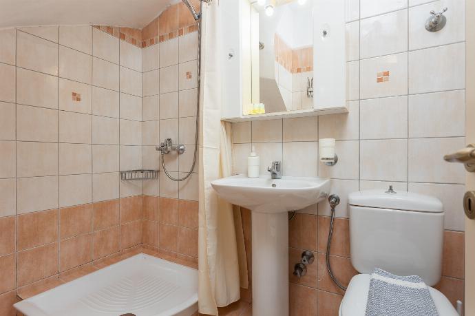 Family bathroom with shower on ground floor . - Ioannas House . (Galería de imágenes) }}