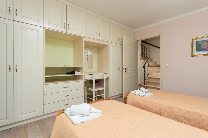 Twin bedroom on ground floor with A/C, sea views, and terrace access . - Ioannas House . (Galleria fotografica) }}